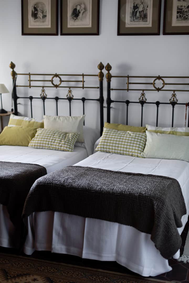 Chumba cha kulala 1, chumba chenye vitanda viwili pacha na bafu la walemavu