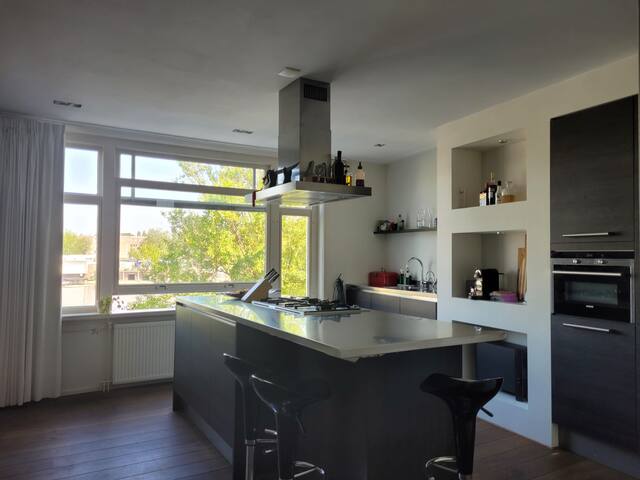 Waterfront apartment with stunning sunset view gallery image 2