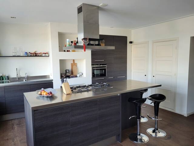 Waterfront apartment with stunning sunset view gallery image 5