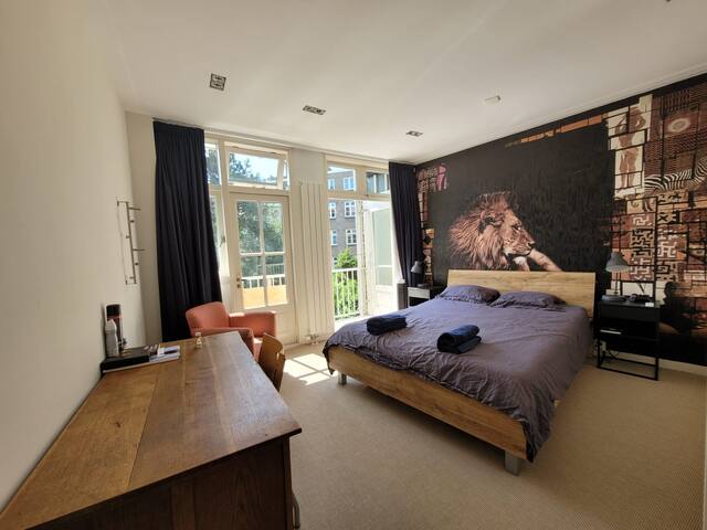 Waterfront apartment with stunning sunset view gallery image 4