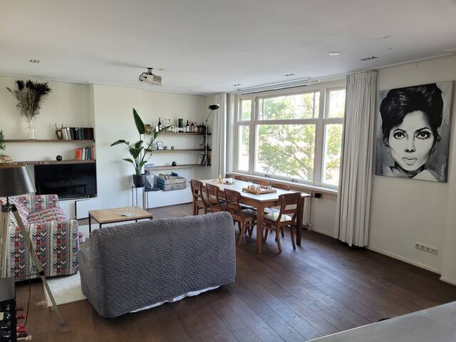 Waterfront apartment with stunning sunset view gallery image 3