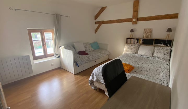 غرفة نوم 2 (أرضية):
- سرير 190x140
- سرير متحرك 200 × 80 (160 قابل للطي)
- المكتب
- غرفة الملابس