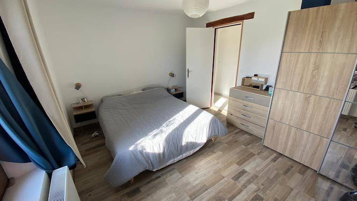 غرفة النوم 4 (الطابق الأرضي):
1 سرير 160 × 200