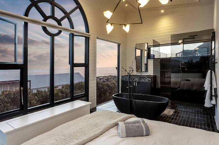 HLAVNÁ SPÁLŇA DOMU: otvorená kúpeľňa v hotelovom štýle (toaleta v bidetovom štýle so zatvorenými dverami)