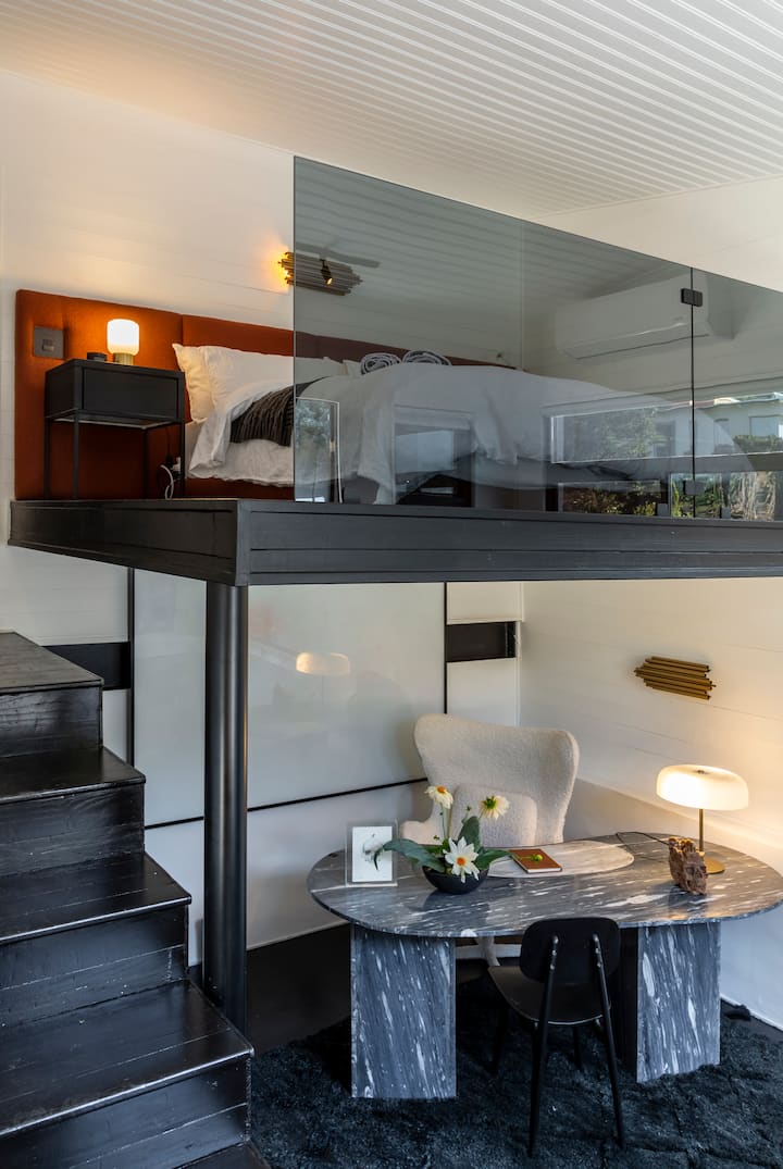 SPÁLŇA V DOME 2: Spálňa v podkroví, ktorá sa otvára do bazéna so samostatnou pracovňou 