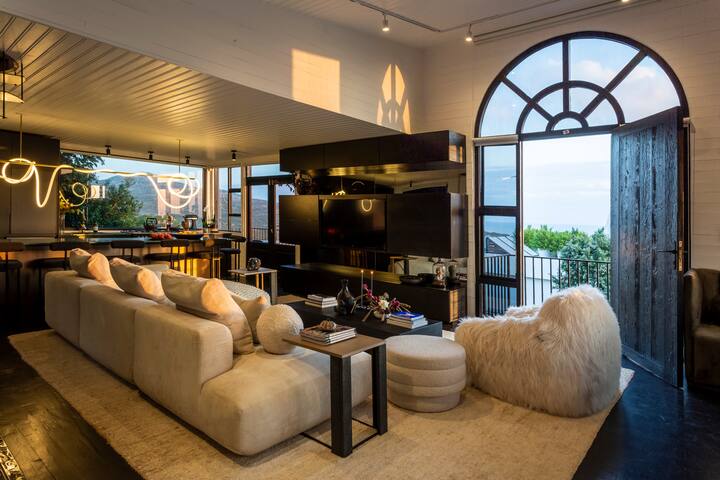 THE BLVCK HOUSE – Bespoke Mountain & Beach Villa gallery image 5