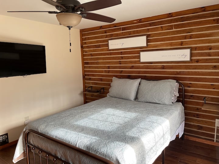 Dormitorio 1St, cama tamaño queen con colchón Tempur-pedic y televisión.
