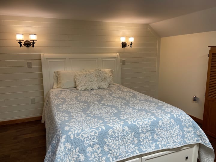 Dormitorio del segundo piso con colchón Tempur-pedic tamaño queen. 