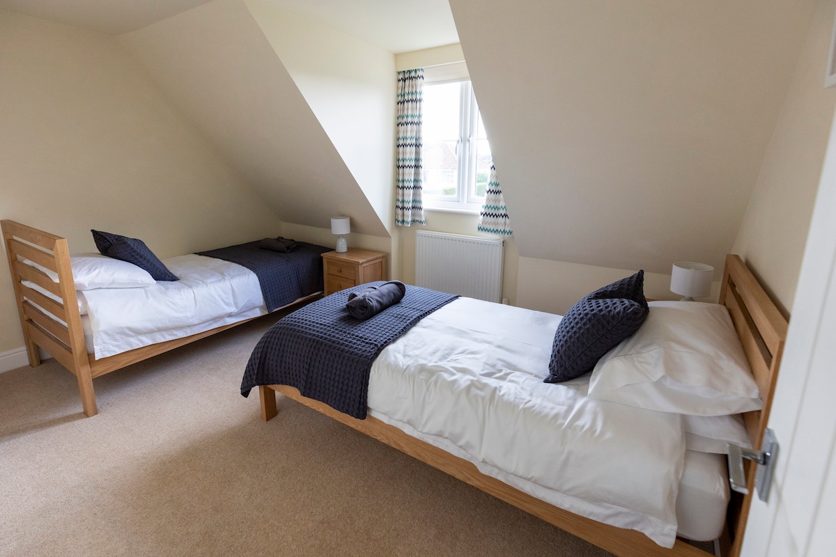 Bedroom 5: with 2 single beds