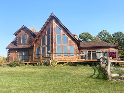Lookout Lodge: hot tub & stunning views