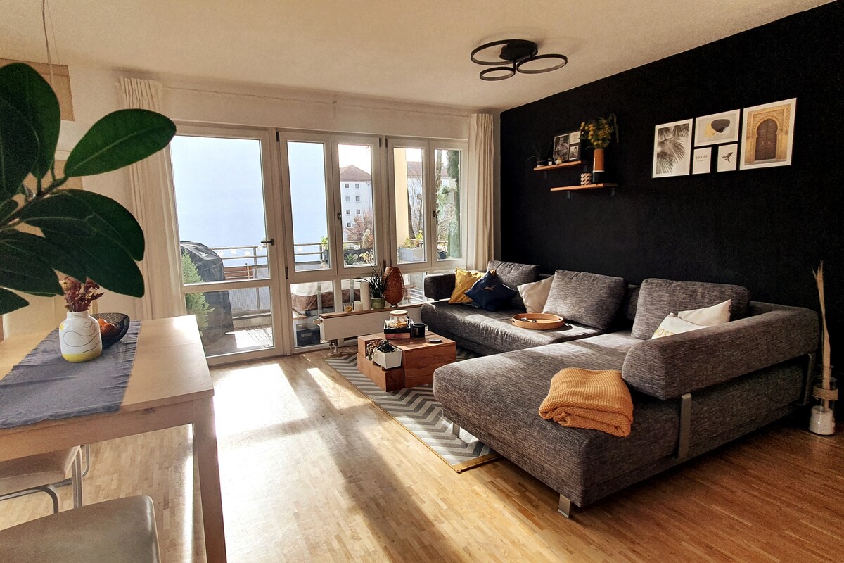 Sunčani dnevni boravak uređen u modernom stilu,  s balkonom u stražnjem dijelu

