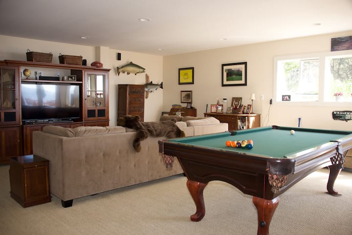 Chumba cha familia kilicho na sehemu kubwa, runinga nyingine janja na meza ya bwawa!