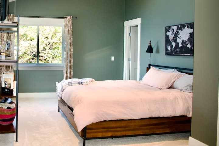 Chumba cha wageni kilicho na zulia jipya la kifahari na mandhari ya bahari