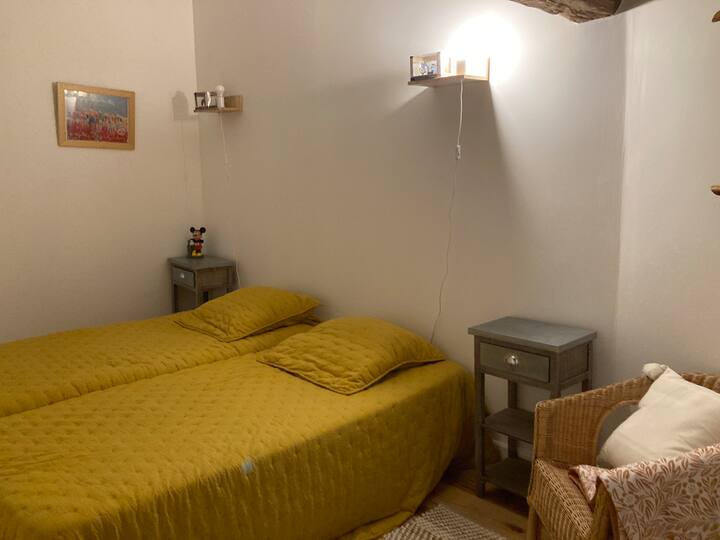 Una habitación con dos camas en el primer piso, tranquila y adecuada tanto para una pareja como para niños/adolescentes.