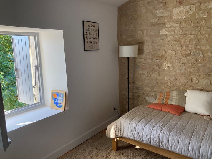 Una pequeña habitación con una cama en el primer piso (con además cama/sillón para un niño). Cuna plegable también disponible bajo petición.