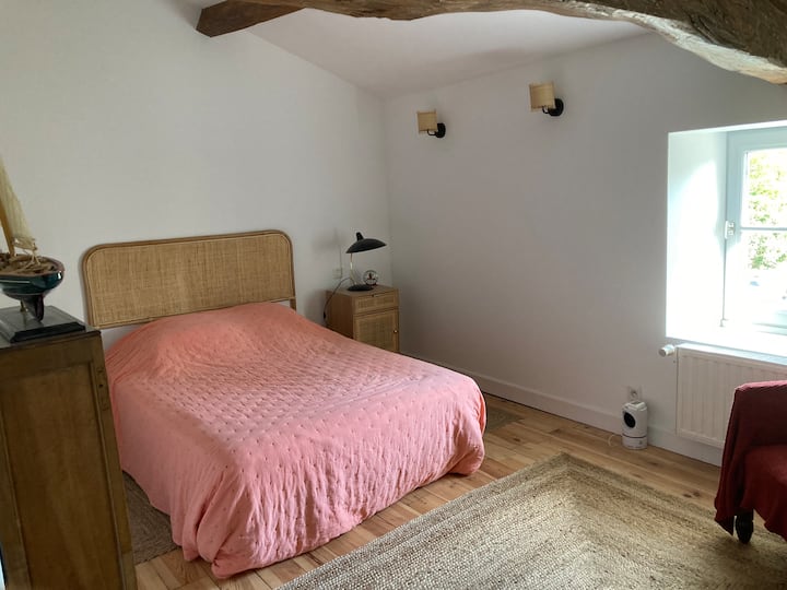 Unechambre doble en el primer piso, tranquilo y luminoso.