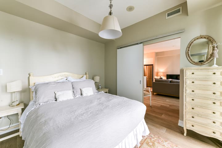 เตียงควีนไซส์ในห้อง
นอนผ้าปูที่นอนผ้าฝ้ายผ้าปูที่นอนไมโครไฟเบอร์