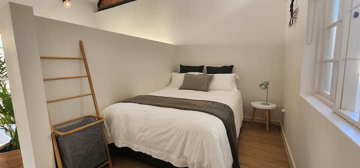 מיטה נוחה לשינה ערבה. 