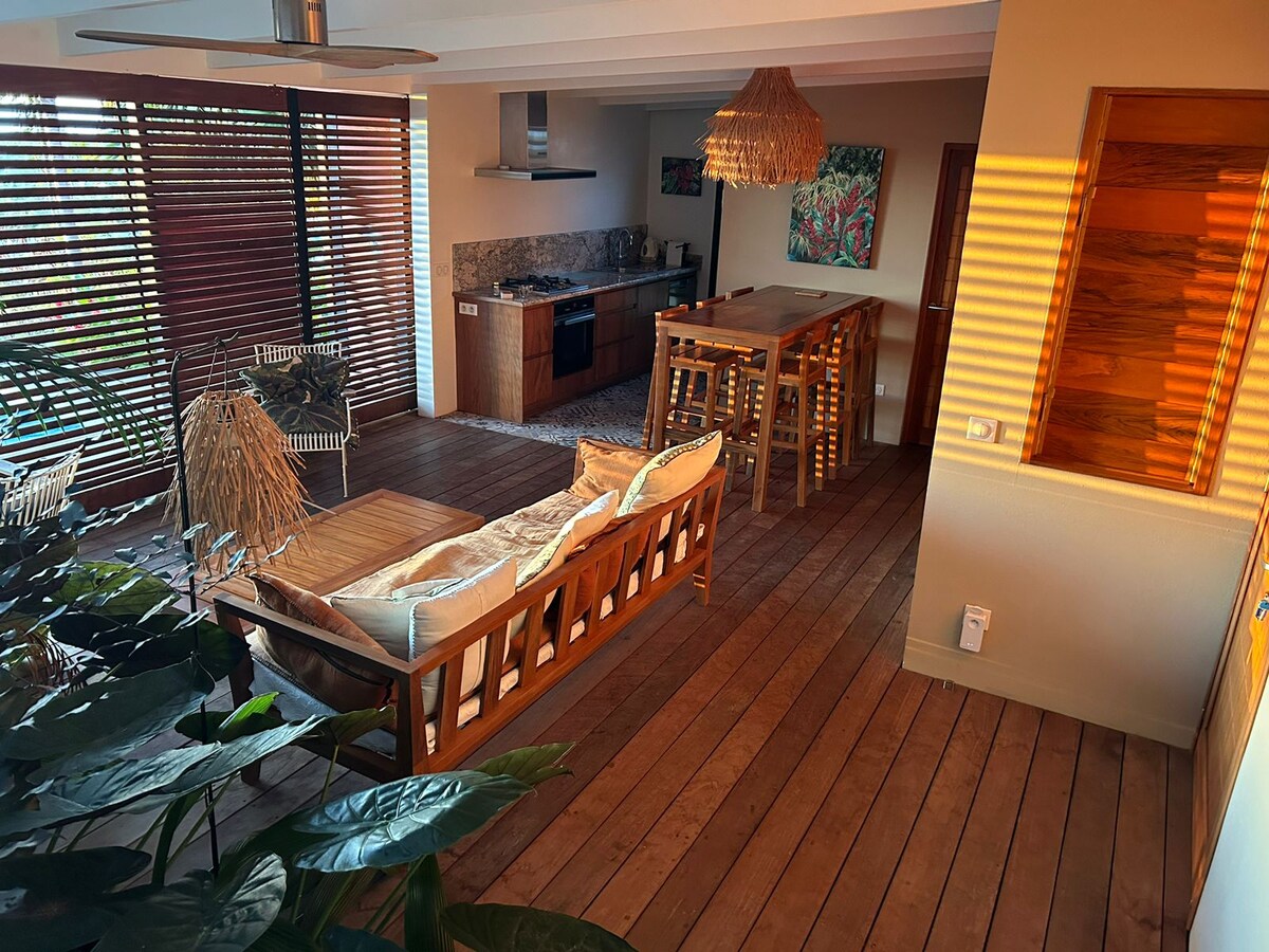 Successful Airbnb property: House with spa. Panoramic view of lagoon in Saint Paul
