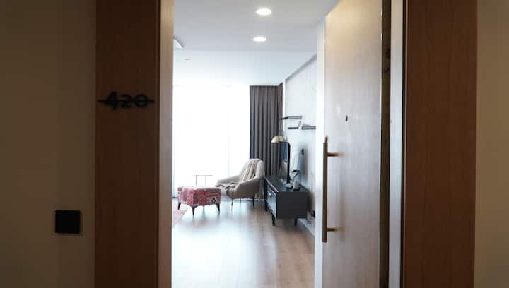 Deluxe 2BR Apartment Balcony 420