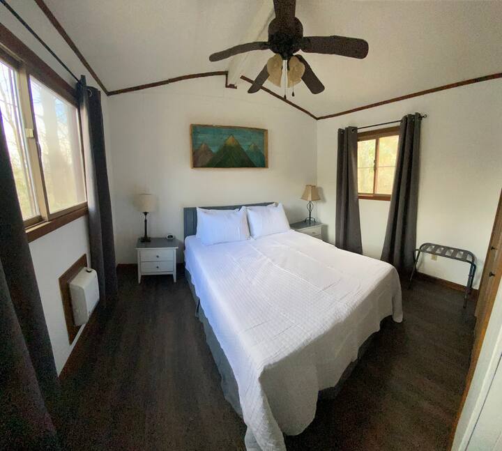 2階のクイーンルームには衣類保管庫と荷物棚があります。