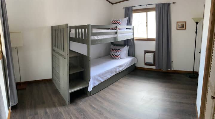 ツイントランドル、衣類収納、荷物棚を備えたツインバンク