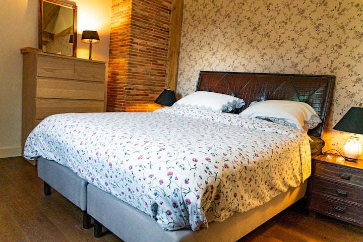 Მე-3 საძინებელი, ბავშვებისთვის ან მეგობრებისთვის, ახალი 160 სმ-იანი საწოლით, ლამაზი მოტკეცილი მაგიდით, მაღალი კომოდით და გარდერობით საკიდებით. ჭერის ქვეშ 4-5 მ. Დისტანციურად მართვადი სანათები დისტანციური მართვის პულტით. ახალი თეთრეული.