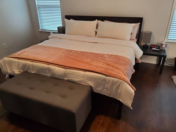 Суперголямо двойно легло w/ 55" wi - fi телевизор на скрина. Самостоятелна главна баня.