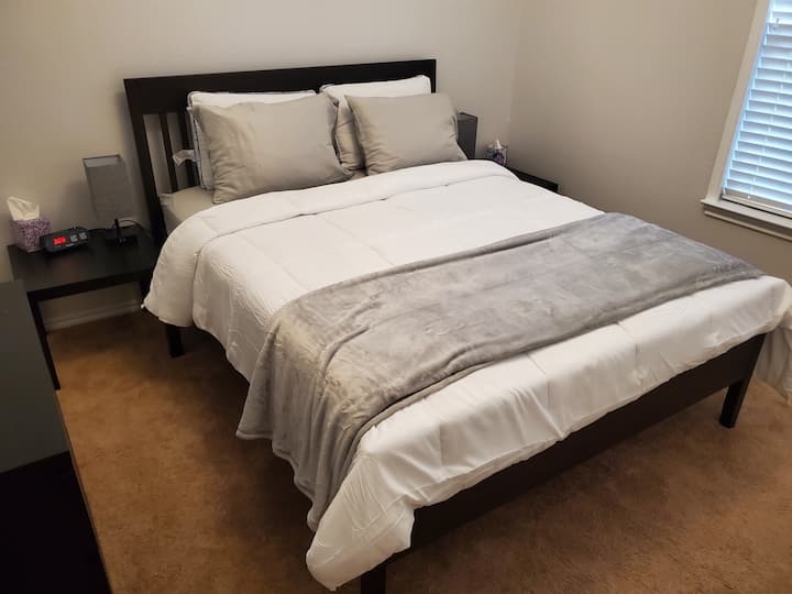 Двойно легло, допирни лампи и на двете нощни шкафчета, алармен часовник с 2 контакта и порта за ваше удобство!