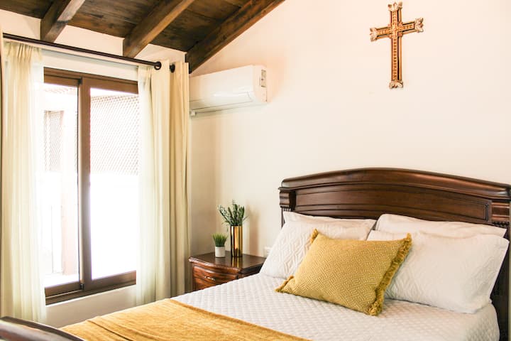 Dormitorio en segundo nivel con cama Queen, A/C, televisor con Netflix y baño completo privado