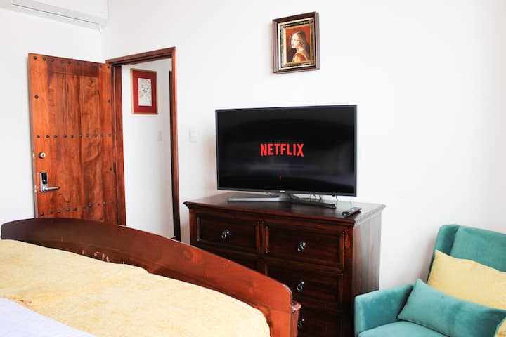 Dormitorio Master con televisión + Netflix, colchón King de lujo, Aire acondicionado,  Walking closet y baño privado.