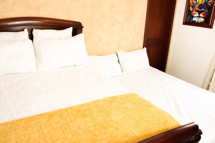 Dormitorio con cama Queen y baño completo privado. (Opción a incluir un colchón inflable Queen)