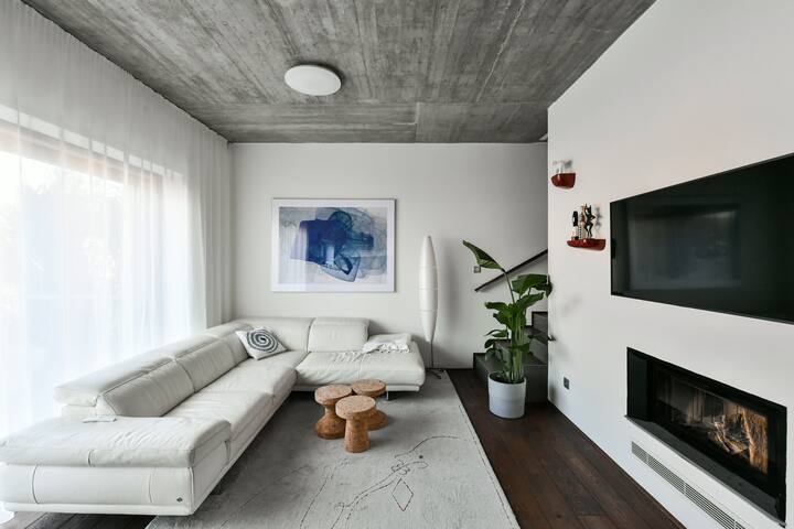 A Modern House with Garden close to Metro station