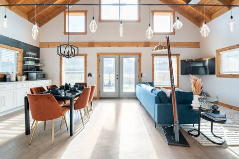 The Bar(n)- Cozy chalet with hot tub and campfire