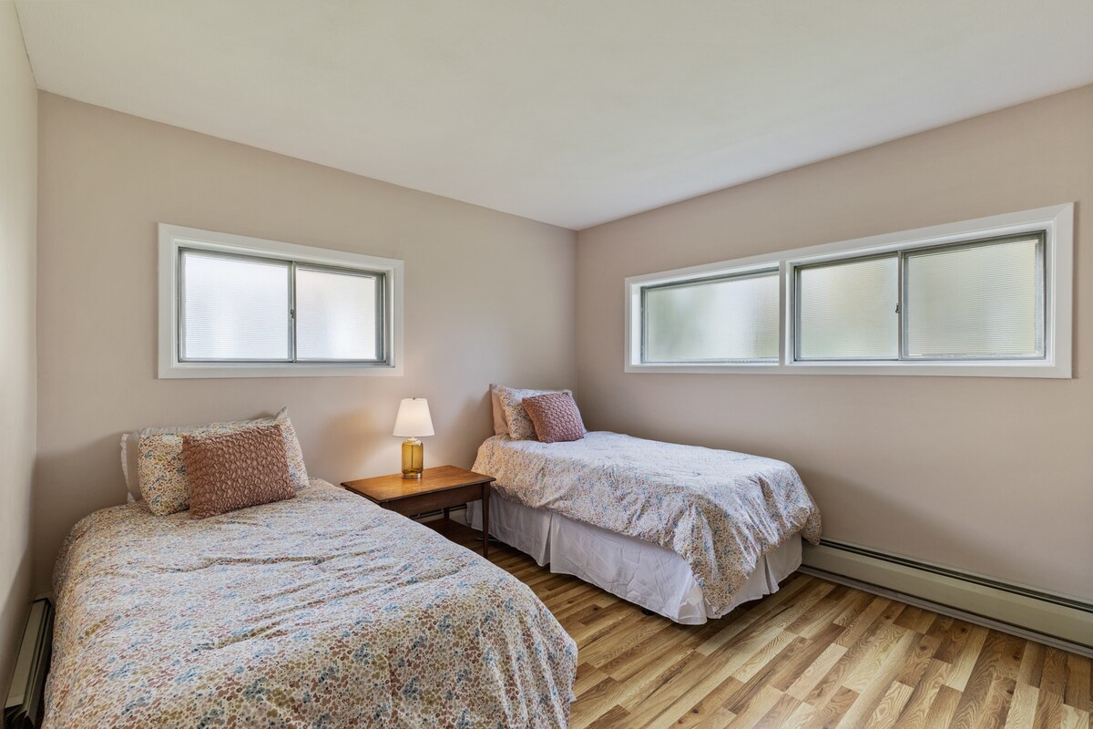 Dhomë gjumi e ndritshme me krevate dopio