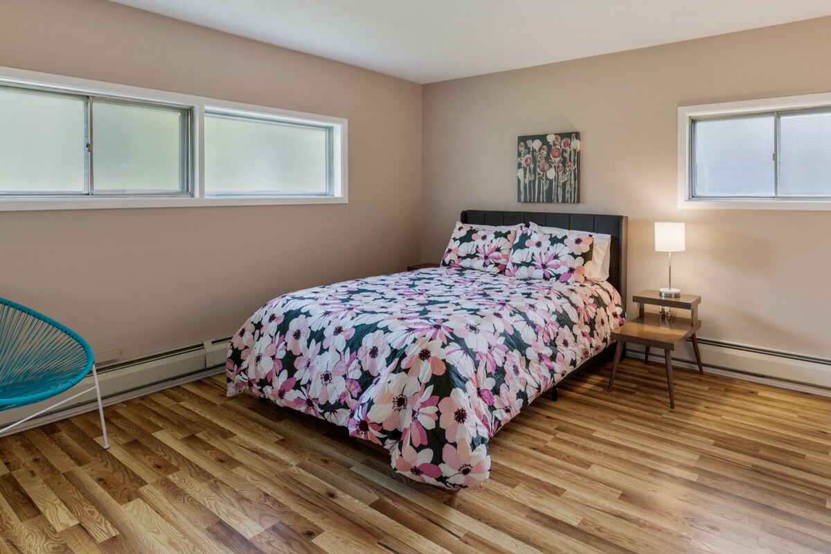 Dhomë gjumi "queen" me banjë ngjitur dhe dush shëtitës