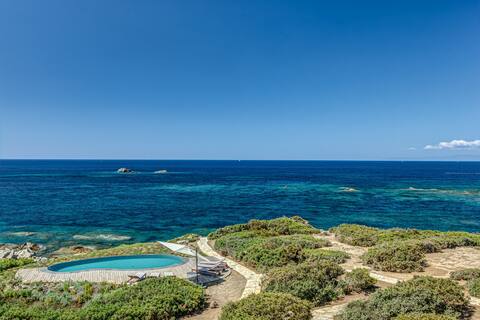 Pedra | Exclusive seafront villa with private pool