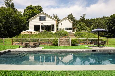 Farmhouse • Secluded • Under 10 mins to Hudson NY