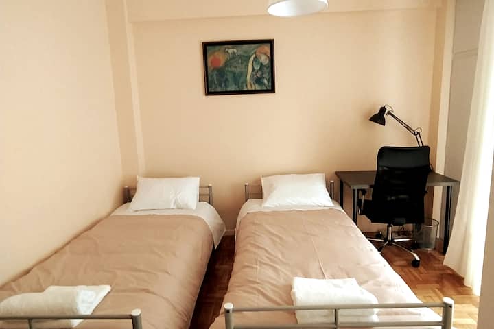 Slaapkamer "3".  Twee eenpersoonsbedden (90 x 200), bureau, ergonomische stoel, kast, dressoir,  spiegel.     