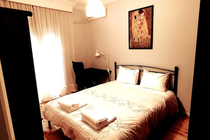 Slaapkamer "1". Queensize bed (160 x 200), bureau, ergonomische stoel, kledingkast (met ladekast), spiegel, airconditioning.