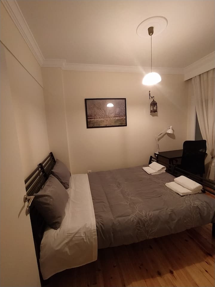 Slaapkamer "2". Queensize bed (160 x 200), bureau, ergonomische stoel, kledingkast, commode,  spiegel, airconditioning.     