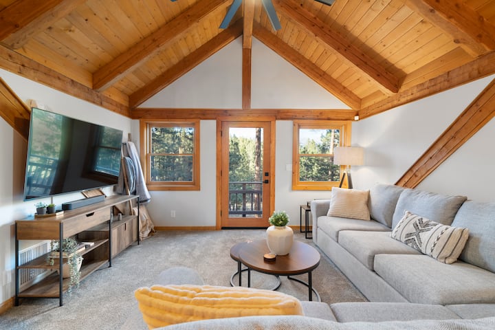 Na poschodí sú súkromné obytné priestory pre hlavný útočisko uprostred nekonečného obzoru korun stromov a pokojných výhľadov na hory. Jediné nástenné umenie potrebné pod rozsiahlymi klenutými drevenými stropmi.