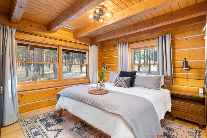 Nereálny výhľad na súkromný les obklopuje druhého majstra na hlavnom poschodí.