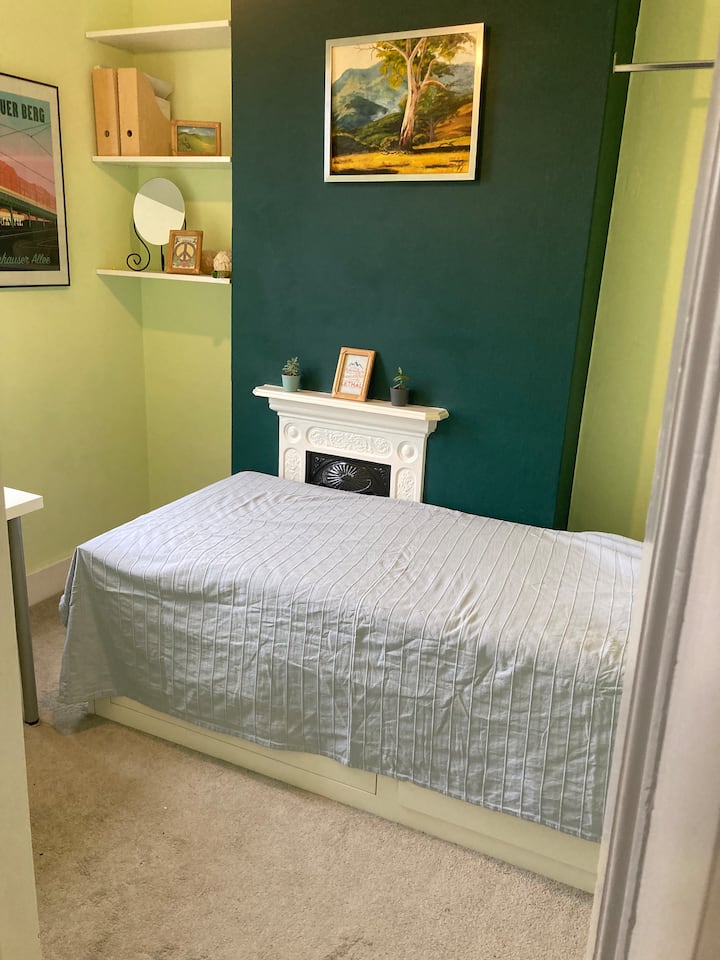 Მეორე საძინებელი (პირველ სართულზე): მეორე საძინებელში არის ერთადგილიანი საწოლი, რომლის გამოყენებაც შესაძლებელია 193 × 203 სმ ზომის საწოლზე. Აქვე არის სამუშაო მაგიდა და ოფისის სკამი (თუმცა, სამუშაო სივრცის კომფორტულად გამოსაყენებლად, საწოლი უნდა დარჩეს ერთადგილიანი).