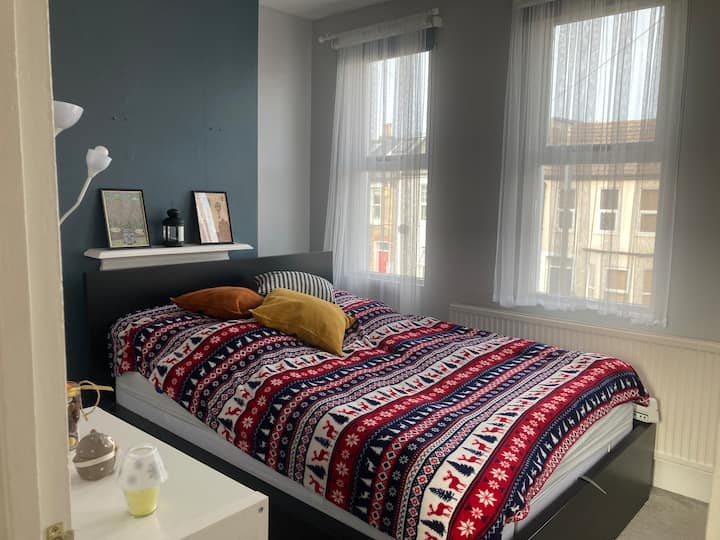 Მთავარი საძინებელი (პირველ სართულზე): 

მთავარ საძინებელში არის ძალიან კომფორტული საწოლი 193 × 203 სმ, ფართო გარდერობი, უჯრების კარადა და თაროები ყველა თქვენი ნივთისთვის.