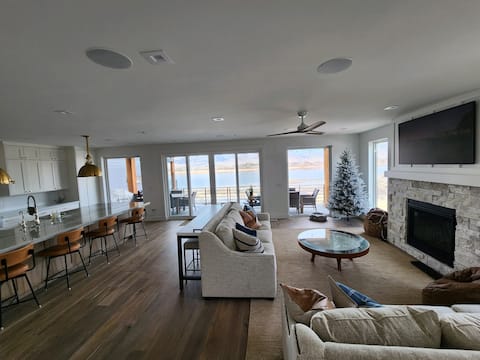 Heart of Huntsville brand new lake home 11 beds