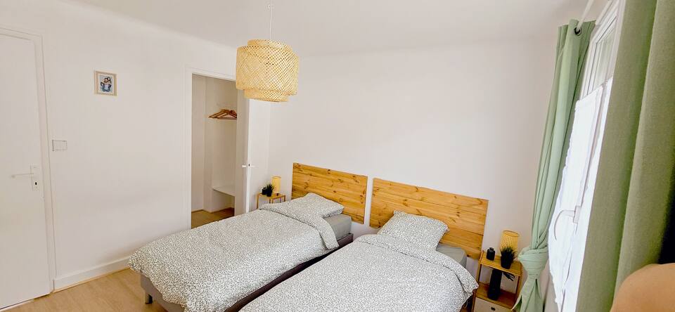 Salle de bain avec baignoire