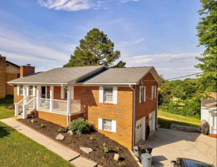 Gateway to the Smoky Mountains. 4 Bedroom home.