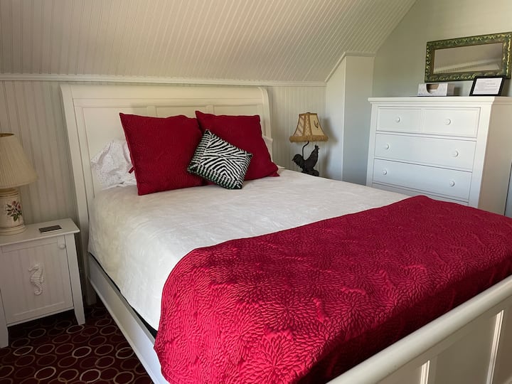 Menšia manželská posteľ, hlavná spálňa