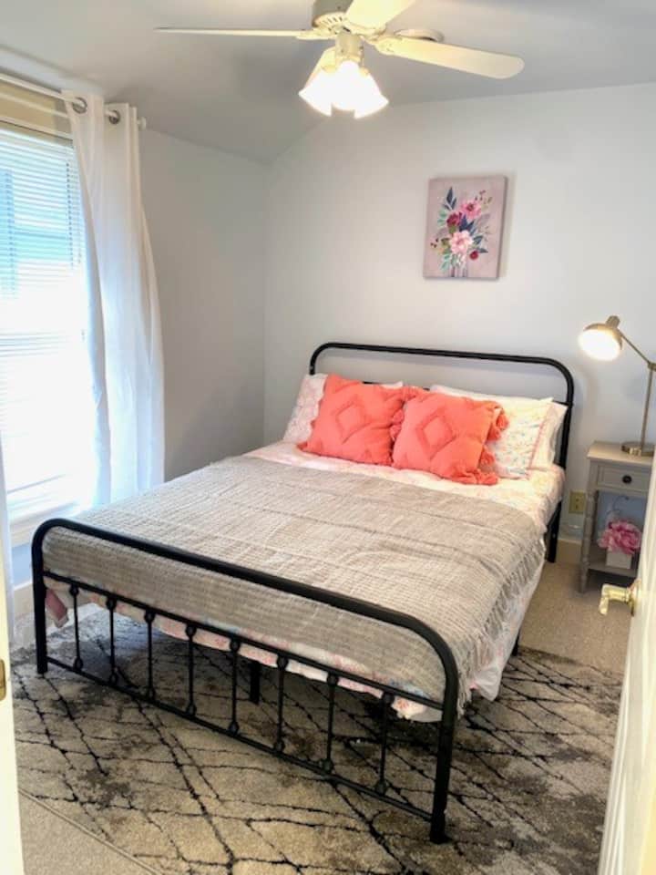 غرفة نوم ثانية صغيرة